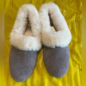Ladies UGG slippers size 7.   Like new